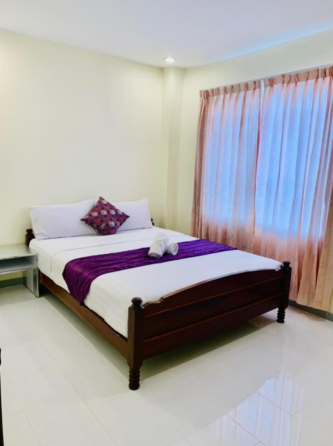White Residence Hotel & Apartment Phnom Penh Exteriör bild