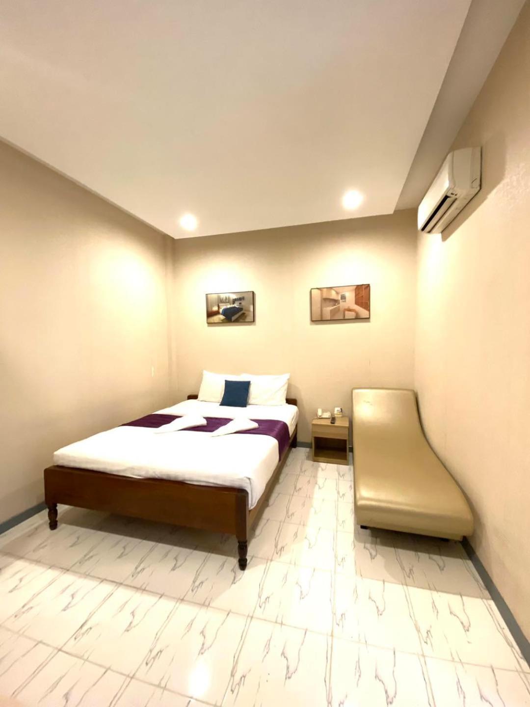 White Residence Hotel & Apartment Phnom Penh Exteriör bild