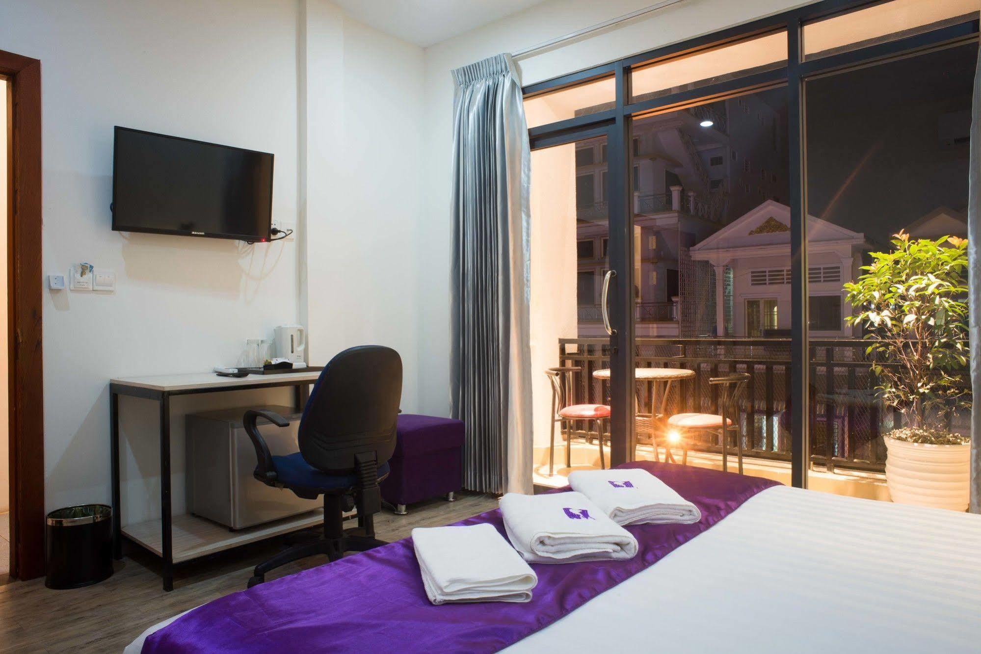 White Residence Hotel & Apartment Phnom Penh Exteriör bild