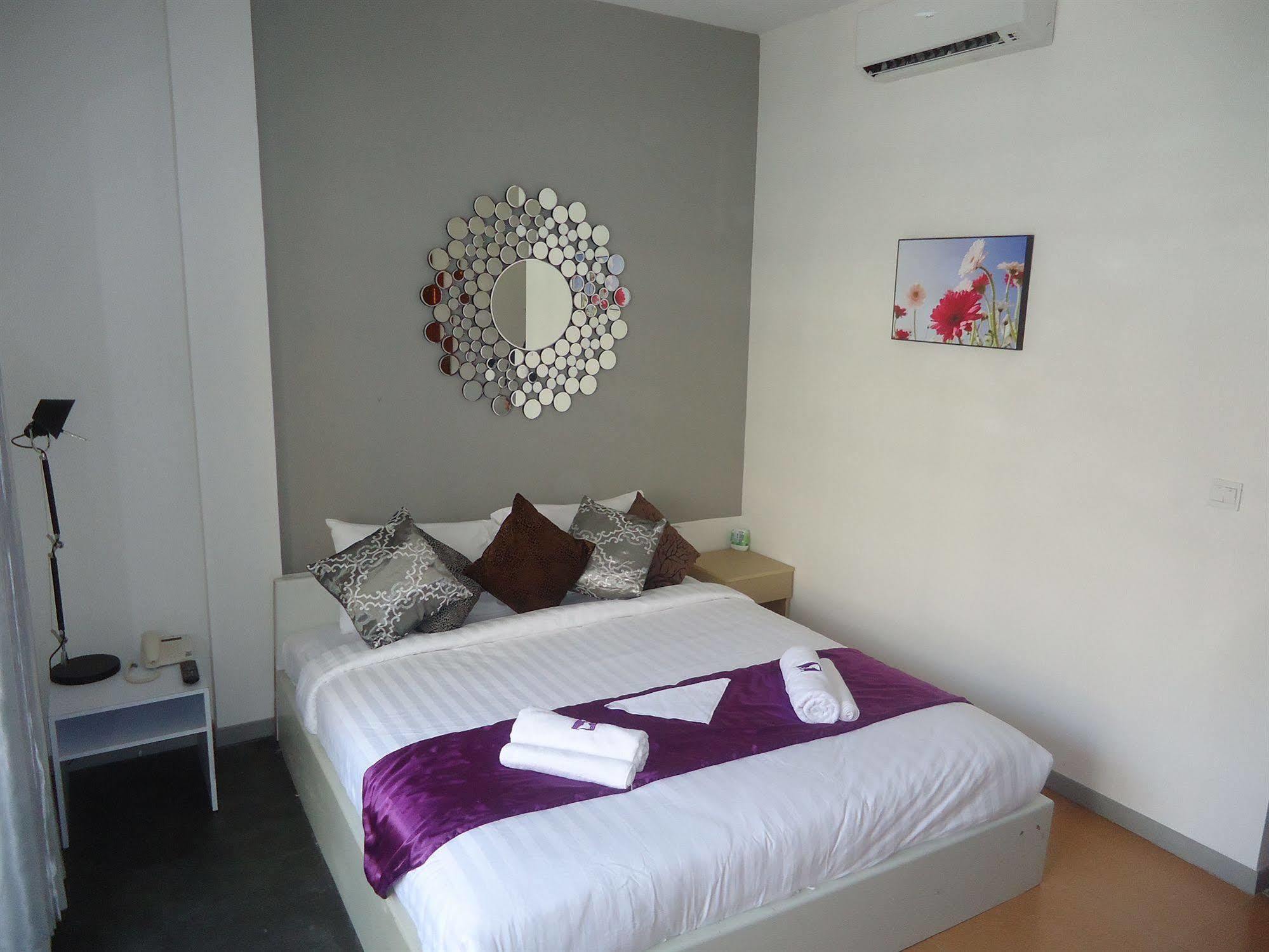White Residence Hotel & Apartment Phnom Penh Exteriör bild