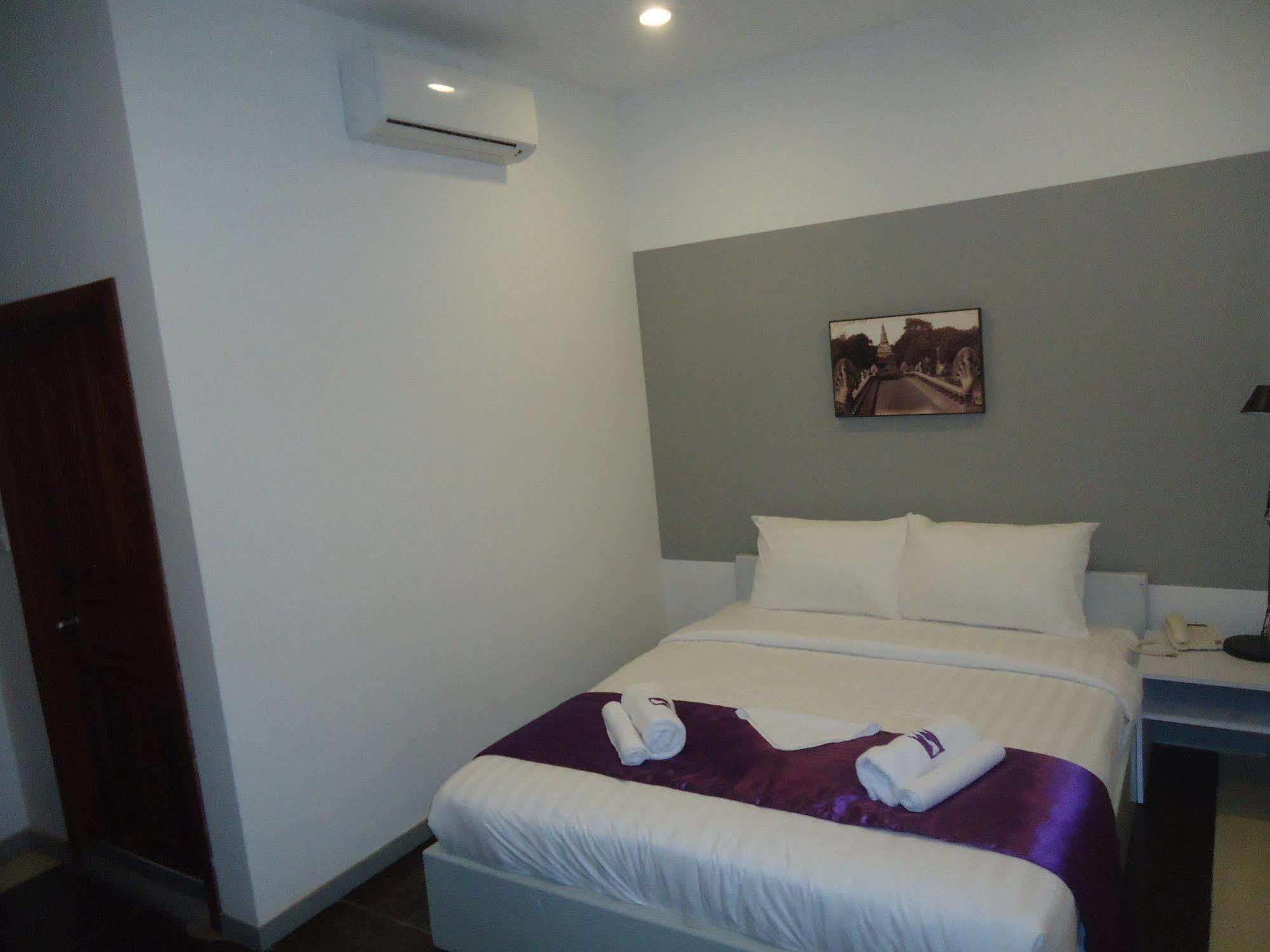 White Residence Hotel & Apartment Phnom Penh Exteriör bild