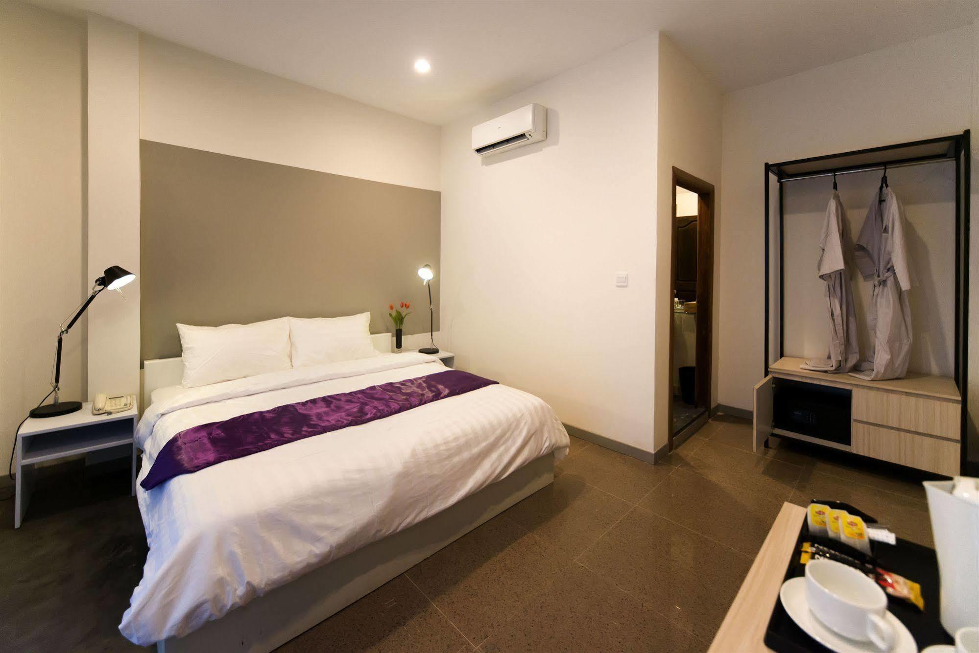 White Residence Hotel & Apartment Phnom Penh Exteriör bild