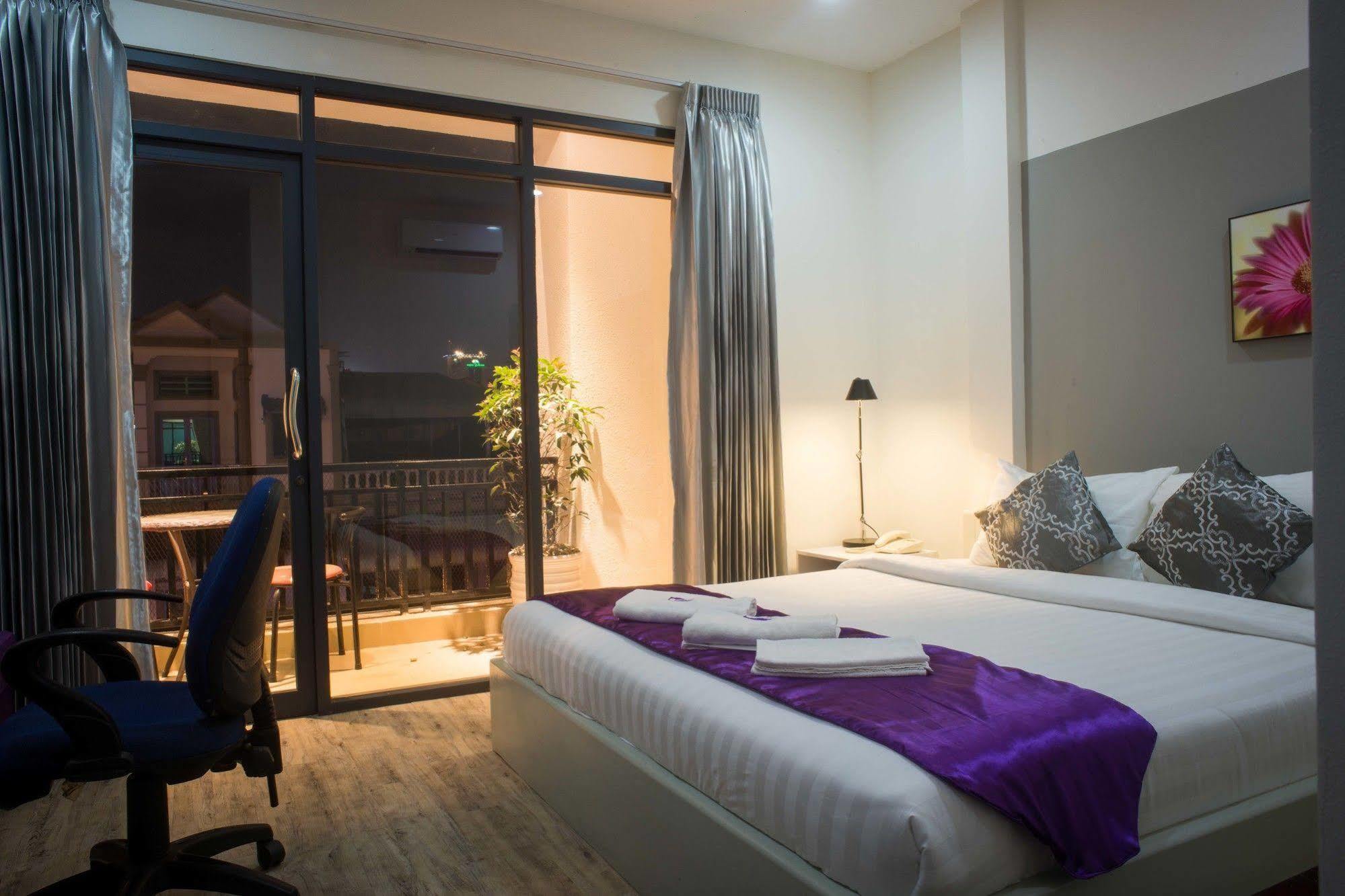 White Residence Hotel & Apartment Phnom Penh Exteriör bild
